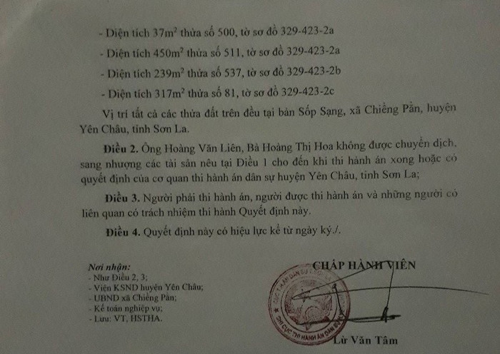 Quyết định cưỡng chế kê biên tài sản của gia đình ông Hoàng Văn Liên trong đó có cả phần diện tích 18.127,5m2 đất mà bà Chinh đã được cho tặng từ năm 2011 do ông Lừ Văn Tâm, Chấp hành viên ký. Ảnh Trần Việt.