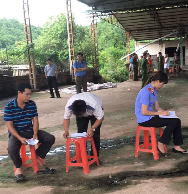 Rất nhiều cơ quan ban ngành đã tham gia buổi cưỡng chế thi hành án nhà ông Hà Văn Sơn trong ngày 20/07/2017. Ảnh Trần Phúc.