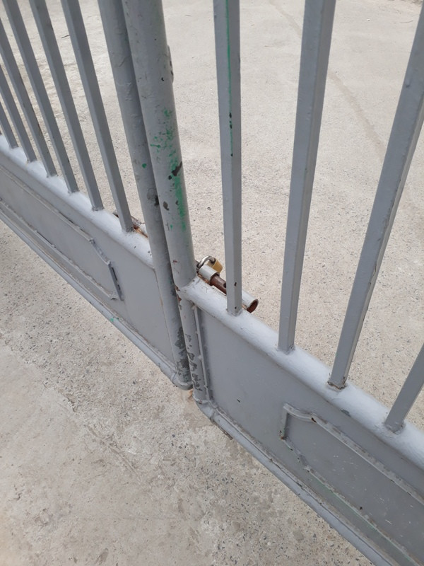 Cổng vào của Viện RIAM luôn luôn được khóa trái cửa để đề phòng có người đến liên hệ hỏi về những sai phạm của ông Nguyễn Đình Tùng. Ảnh Trần Việt. Cổng vào của Viện RIAM luôn luôn được khóa trái cửa để đề phòng có người đến liên hệ hỏi về những sai phạm của ông Nguyễn Đình Tùng. Ảnh Trần Việt.