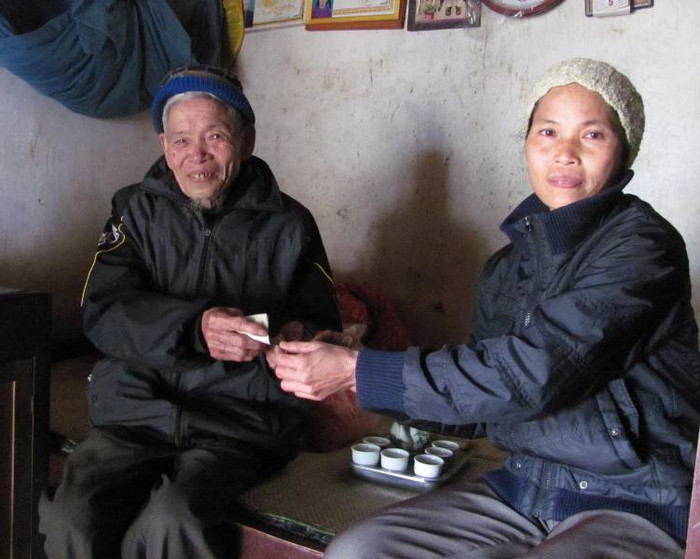 Chị Khương Thị La biếu gạo và tiền vợ chồng ông Qúy