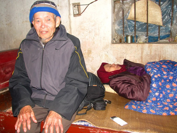 đã 10 năm nay ông Nguyễn Văn Qúy cùng vợ phải tá túc nhờ trong sân đình đã 10 năm nay ông Nguyễn Văn Qúy cùng vợ phải tá túc nhờ trong sân đình