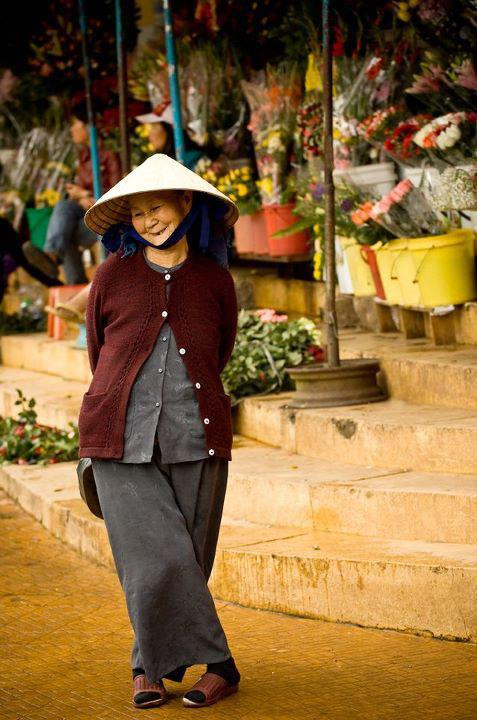 Dáng vẻ e ấp và nụ cười "như mùa thu tỏa nắng" của một cụ bà Dáng vẻ e ấp và nụ cười "như mùa thu tỏa nắng" của một cụ bà