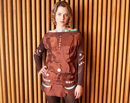 15. Áo điện- Power Dress Nhà thiết kế Amanda Parkes chính là người đã sáng tạo ra chiếc áo có khả năng phát điện rất độc đáo này. Khác các thiết kế tạo ra nguồn điện từ năng lượng mặt trời, chiếc áo này lại phát ra nguồn điện từ chính những cử chỉ hàng ngày của chúng ta nhờ được may từ chất liệu vải áp điện. Năng lượng sẽ được dự trữ trong một quả pin. Theo đánh giá, chất liệu này có tính ứng dụng khá cao trong tương lai.