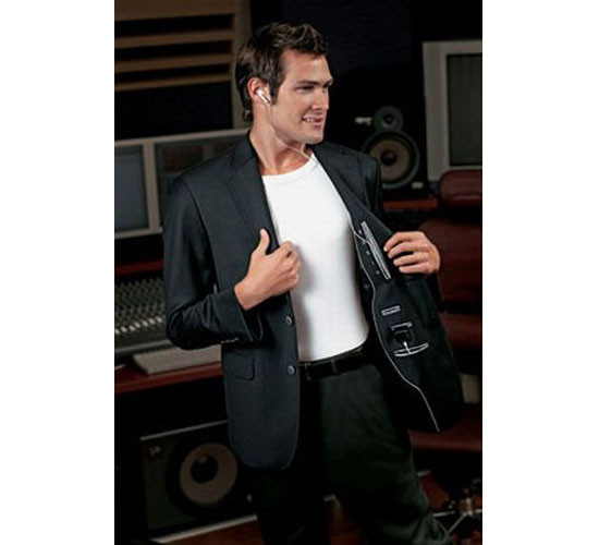 11. Vest điều kiển ipod- Park Avenue iPod Blazer Park Avenue có thiết kế giống một chiếc áo vest cho phái mạnh, một trong những chiếc áo rất phù hợp để điều khiển ipod. Được gắn theo ve áo, bảng điều khiển ipod có thiết kế tương tự các nút điều chỉnh mà bạn thấy trên ipod vì vậy bạn sẽ không phải thường xuyên rút ipod ra mỗi lần muốn chuyển một bài hát. Giá của chiếc vest này là 300 đô la.