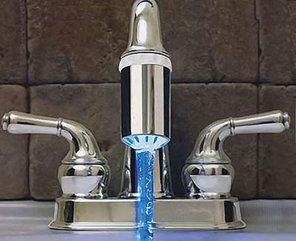 7. Vòi nước phát sáng- LED Faucet Chiếc vòi nước vốn dĩ được thiết kế khá đơn giản, tuy nhiên trong sản phẩm này, sự kết hợp vòi nước với đèn LED của hãng ThinkGeek đã giúp phòng tắm như được thổi thêm luồng gió mới. Để tạo ra dòng nước sáng huyền ảo như ý muốn, bạn chỉ cần lắp bóng đèn vào đầu vòi nước và ánh đèn LED sẽ tự động nhảy múa theo dòng chảy.