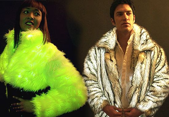 3. Áo khoác lông phát sáng - GlowFur Coat GlowFur Coat được làm bằng lông thú giả với rất nhiều màu sắc từ màu nâu nhã nhặn đến xanh huỳnh quang kì quái. Giống như tên gọi của nó, loại áo này được gắn một hệ thống phát sáng ở bên trong và nó sẽ phát ra ánh sáng kì lạ vào ban đêm khiến nhiều người phải hét lên. Giá của những chiếc áo sáng tạo này là 975 đô la