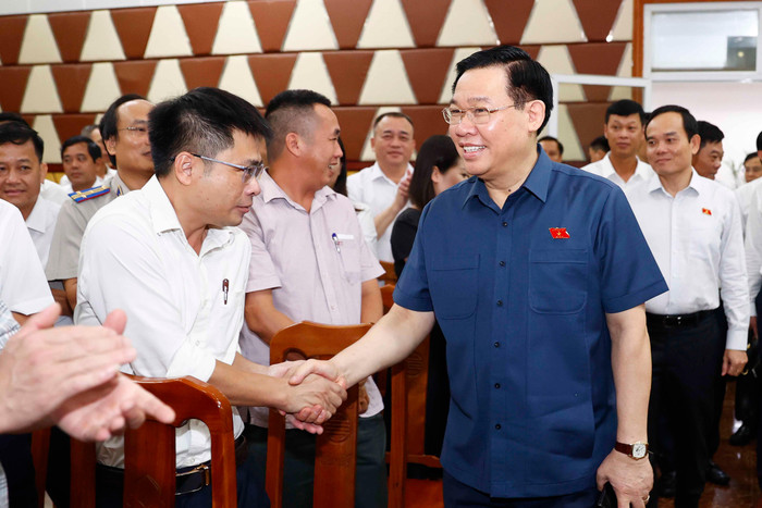 Chủ tịch Quốc hội Vương Đình Huệ và các cử tri tại huyện Thủy Nguyên, Thành phố Hải Phòng. Ảnh: quochoi.vn