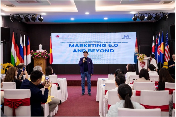 Với định hướng quốc tế hóa đào tạo và nghiên cứu cùng lợi thế mạng lưới đối tác quốc tế rộng, Trường Đại học Kinh tế - Đại học Quốc gia Hà Nội thường xuyên tổ chức các buổi toạ đàm, giao lưu học thuật cùng các chuyên gia, giảng viên, diễn giả nổi tiếng đến từ các trường đại học trên thế giới giúp sinh viên, học viên được mở mang kiến thức chuyên ngành một cách toàn diện đồng thời nâng cao kỹ năng giao tiếp tiếng Anh. Với định hướng quốc tế hóa đào tạo và nghiên cứu cùng lợi thế mạng lưới đối tác quốc tế rộng, Trường Đại học Kinh tế - Đại học Quốc gia Hà Nội thường xuyên tổ chức các buổi toạ đàm, giao lưu học thuật cùng các chuyên gia, giảng viên, diễn giả nổi tiếng đến từ các trường đại học trên thế giới giúp sinh viên, học viên được mở mang kiến thức chuyên ngành một cách toàn diện đồng thời nâng cao kỹ năng giao tiếp tiếng Anh.