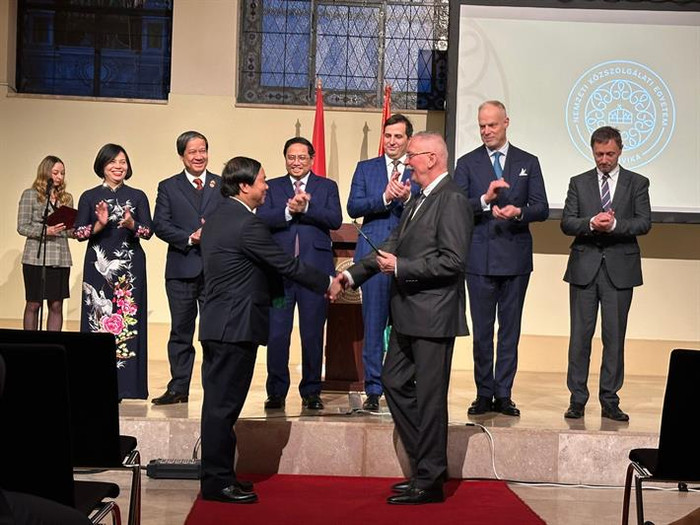 Thủ tướng Phạm Minh Chính, Bộ trưởng Nguyễn Kim Sơn chứng kiến sự kiện trao 10 biên bản ghi nhớ giữa các cơ sở cơ sở giáo dục Việt Nam và Hungary (ảnh: Bộ Giáo dục và Đào tạo)