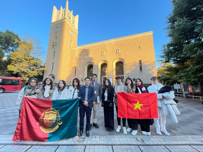 Các bạn sinh viên Quản trị kinh doanh (Quốc tế) - UEB CITE thích thú chụp ảnh kỷ niệm cho khóa học Kỹ năng “Khuyến học và sự thịnh vượng của Nhật Bản” Các bạn sinh viên Quản trị kinh doanh (Quốc tế) - UEB CITE thích thú chụp ảnh kỷ niệm cho khóa học Kỹ năng “Khuyến học và sự thịnh vượng của Nhật Bản”