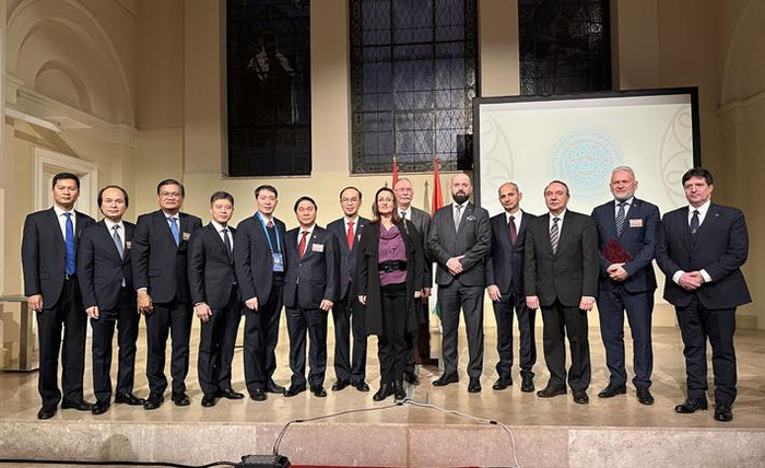 Đại diện các trường đại học của Việt Nam và Hungary tại sự kiện ký kết hợp tác (ảnh: Bộ Giáo dục và Đào tạo)