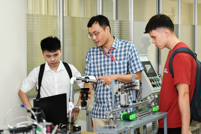 Trong năm mới, toàn ngành Giáo dục mong muốn được các bậc phụ huynh và toàn xã hội chia sẻ, thấu hiểu, hỗ trợ nhiều hơn nữa để cùng với ngành Giáo dục nâng cao chất lượng và tiếp tục công việc đổi mới. (ảnh minh họa: nguồn HUST) Trong năm mới, toàn ngành Giáo dục mong muốn được các bậc phụ huynh và toàn xã hội chia sẻ, thấu hiểu, hỗ trợ nhiều hơn nữa để cùng với ngành Giáo dục nâng cao chất lượng và tiếp tục công việc đổi mới. (ảnh minh họa: nguồn HUST)