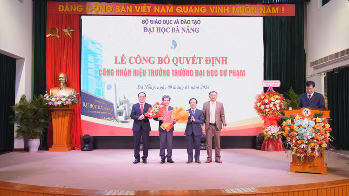 Lãnh đạo Đại học Đà Nẵng trao quyết định công nhận Hiệu trưởng Trường Đại học Sư phạm đối với Phó Giáo sư, Tiến sĩ Võ Văn Minh