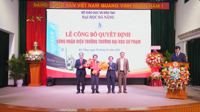Lãnh đạo Đại học Đà Nẵng trao quyết định công nhận Hiệu trưởng Trường Đại học Sư phạm đối với Phó Giáo sư, Tiến sĩ Võ Văn Minh Lãnh đạo Đại học Đà Nẵng trao quyết định công nhận Hiệu trưởng Trường Đại học Sư phạm đối với Phó Giáo sư, Tiến sĩ Võ Văn Minh