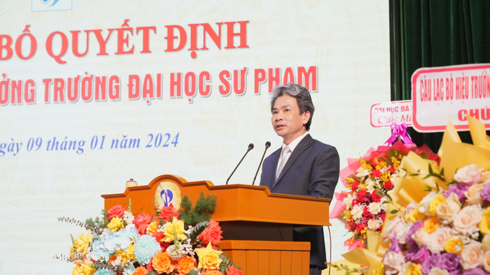 Tân Hiệu trưởng Trường Đại học Sư phạm (Đại học Đà Nẵng) - Phó Giáo sư, Tiến sĩ Võ Văn Minh phát biểu trong buổi lễ nhận nhiệm vụ Tân Hiệu trưởng Trường Đại học Sư phạm (Đại học Đà Nẵng) - Phó Giáo sư, Tiến sĩ Võ Văn Minh phát biểu trong buổi lễ nhận nhiệm vụ