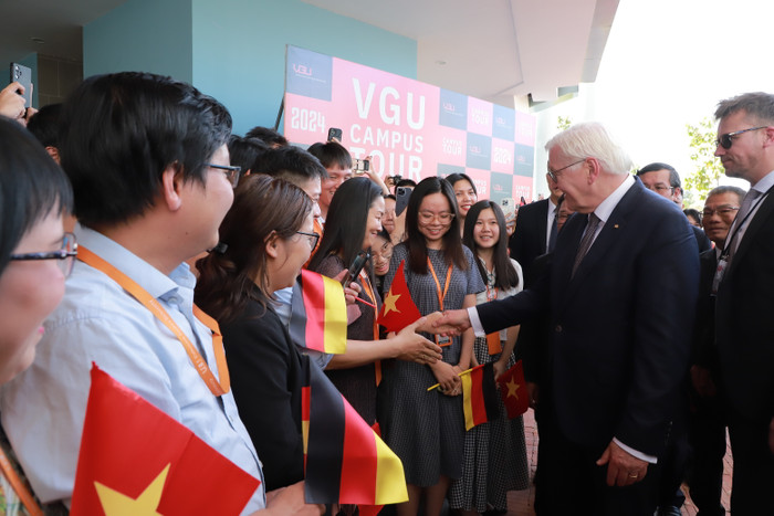Chiều 24/01, tại Bình Dương, Tổng thống Cộng hòa Liên bang Đức Frank-Walter Steinmeier và phái đoàn có chuyến thăm và làm việc tại Trường Đai học Việt Đức (VGU).