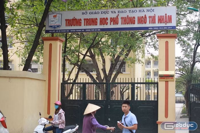 Đề nghị cách chức với bà Hiệu trưởng Nguyễn Thị Quỳnh Hoa, Trường Ngô Thì Nhậm (ảnh Trinh Phúc). Đề nghị cách chức với bà Hiệu trưởng Nguyễn Thị Quỳnh Hoa, Trường Ngô Thì Nhậm (ảnh Trinh Phúc).