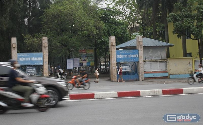 Cổng trường Thực nghiệm từng bị đạp đổ vì phụ huynh chen lấn mua hồ sơ học cho con nhưng giờ đã là dĩ vãng (ảnh Như Hải). Cổng trường Thực nghiệm từng bị đạp đổ vì phụ huynh chen lấn mua hồ sơ học cho con nhưng giờ đã là dĩ vãng (ảnh Như Hải).