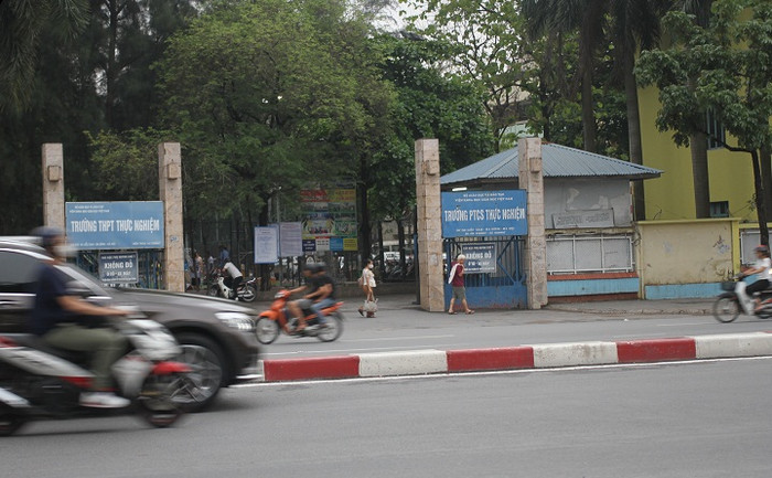 Cổng trường Thực nghiệm từng bị đạp đổ vì phụ huynh chen lấn xin học cho con. Tuy nhiên, có tin cho biết đang có một cuộc tháo chạy khỏi ngôi trường này của các bậc phụ huynh vì chất lượng giảng dạy, cơ sở vật chất không như lời đồn. (ảnh Như Hải). Cổng trường Thực nghiệm từng bị đạp đổ vì phụ huynh chen lấn xin học cho con. Tuy nhiên, có tin cho biết đang có một cuộc tháo chạy khỏi ngôi trường này của các bậc phụ huynh vì chất lượng giảng dạy, cơ sở vật chất không như lời đồn. (ảnh Như Hải).