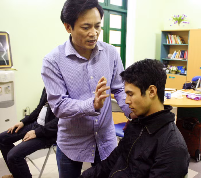 Thạc sĩ thôi miên Nguyễn Mạnh Quân đang thực hiện bài thôi miên với phóng viên