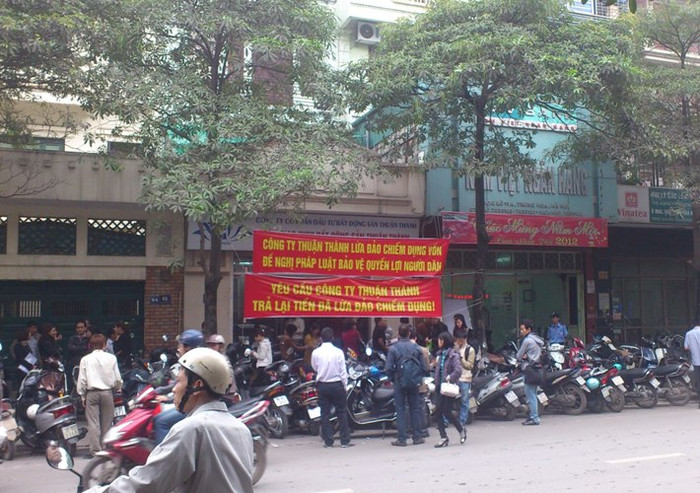 Hơn 100 cá nhân đầu tư đã giăng khẩu hiệu và yêu cầu công ty Cổ phần Đầu tư Bất động sản phải trả tiền Hơn 100 cá nhân đầu tư đã giăng khẩu hiệu và yêu cầu công ty Cổ phần Đầu tư Bất động sản phải trả tiền