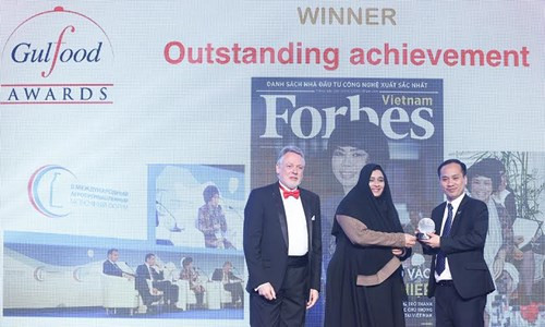 Đại diện Tập đoàn TH nhận Giải thưởng Thành tựu nổi bật (Gulfood outstanding achievement awards) dành cho bà Thái Hương - Chủ tịch Hội đồng Quản trị TH.