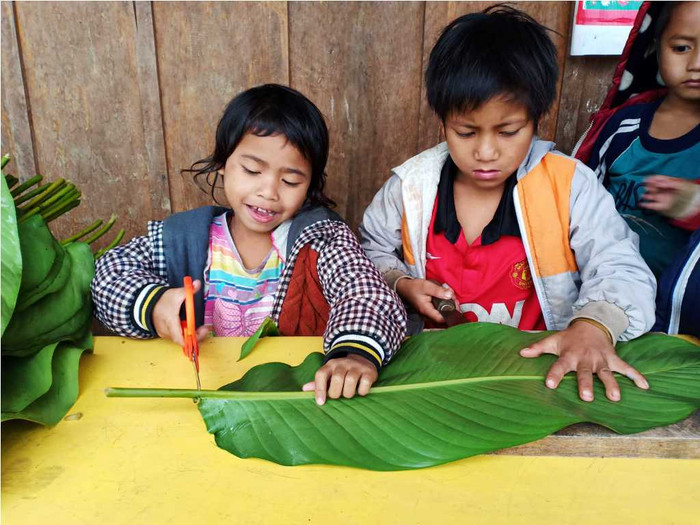 Cắt gọn lá dong để chuẩn bị gói bánh. Cắt gọn lá dong để chuẩn bị gói bánh.