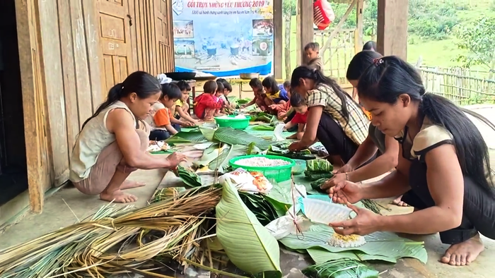 Phụ huynh, học sinh và giáo viên cùng nhau gói bánh. Phụ huynh, học sinh và giáo viên cùng nhau gói bánh.