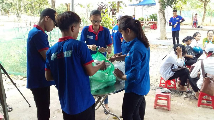 Đội tình nguyện chuẩn bị các suất cơm miễn phí cho thí sinh dự thi quốc gia.