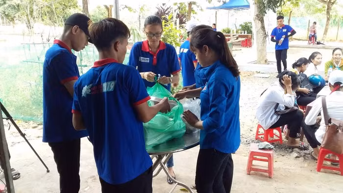 Đội tình nguyện chuẩn bị các suất cơm miễn phí cho thí sinh dự thi quốc gia.