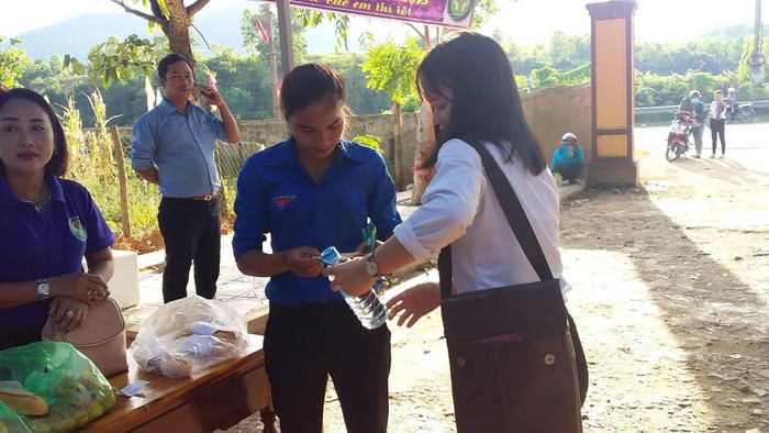 Đội tình nguyện tiếp sức mùa thi tại điểm trường trung học phổ thông Đakrông (Quảng Trị).