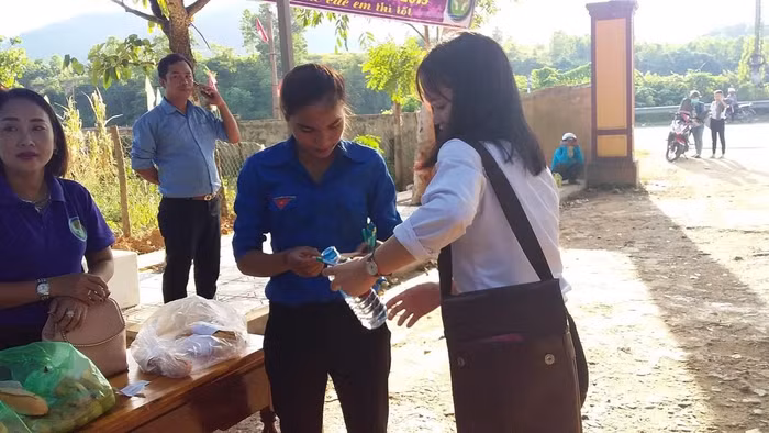 Đội tình nguyện tiếp sức mùa thi tại điểm trường trung học phổ thông Đakrông (Quảng Trị).