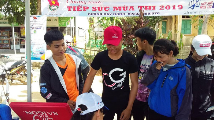 Niềm vui của những thí sinh sắp &quot;vượt vũ môn&quot; khi được hỗ trợ.