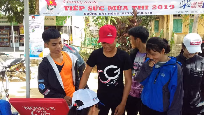 Niềm vui của những thí sinh sắp "vượt vũ môn" khi được hỗ trợ.