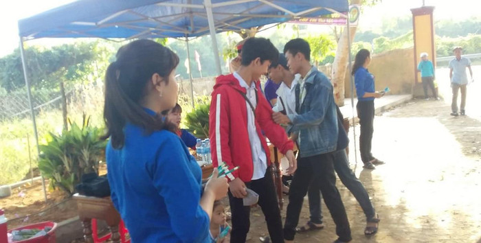 Những chai nước, những lời dặn dò động viên của các tình nguyện viên với thí sinh.