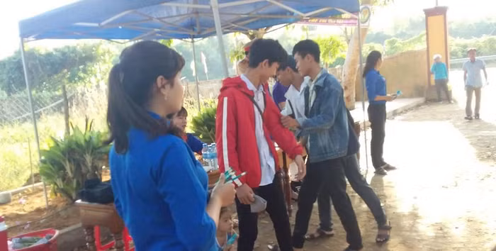 Những chai nước, những lời dặn dò động viên của các tình nguyện viên với thí sinh.