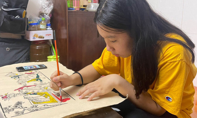 Diệu Anh tìm hiểu về tranh dân gian Hàng Trống. Ảnh: NVCC Diệu Anh tìm hiểu về tranh dân gian Hàng Trống. Ảnh: NVCC