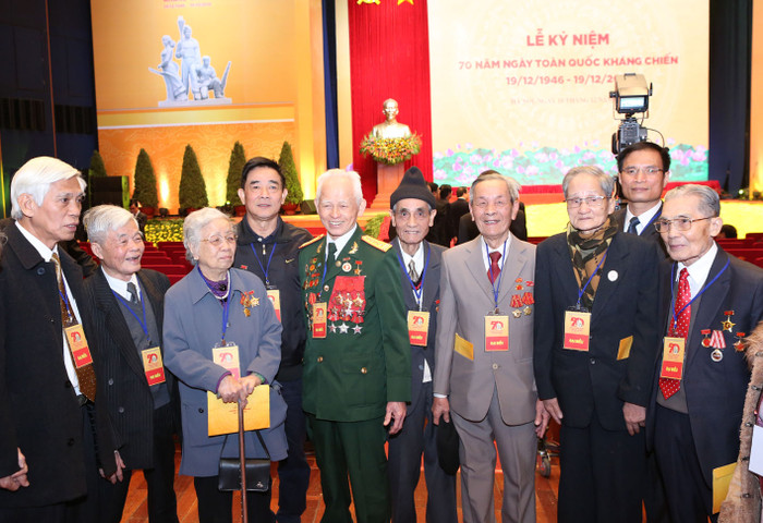 Các chiến sĩ "quyết tử cho tổ quốc quyết sinh năm xưa" ôn lại kỷ niệm (ảnh Trinh Phúc). Các chiến sĩ "quyết tử cho tổ quốc quyết sinh năm xưa" ôn lại kỷ niệm (ảnh Trinh Phúc).