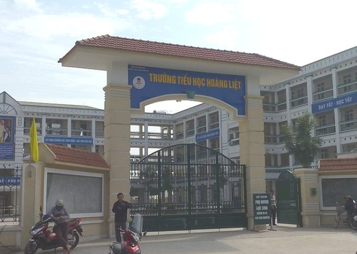 Trường tiểu học Hoàng Liệt nơi xảy ra vụ việc cô giáo dán băng dính vào miệng học sinh (ảnh Trinh Phúc). Trường tiểu học Hoàng Liệt nơi xảy ra vụ việc cô giáo dán băng dính vào miệng học sinh (ảnh Trinh Phúc).