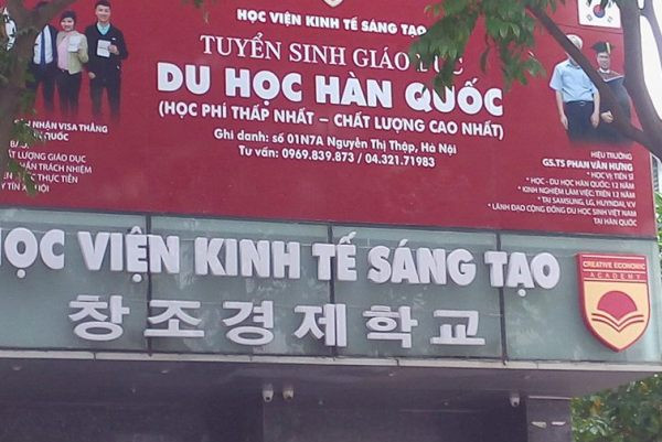 Biển hiệu Học viện Kinh tế Sáng tạo đã được dựng lai (ảnh Trinh Phúc). Biển hiệu Học viện Kinh tế Sáng tạo đã được dựng lai (ảnh Trinh Phúc).