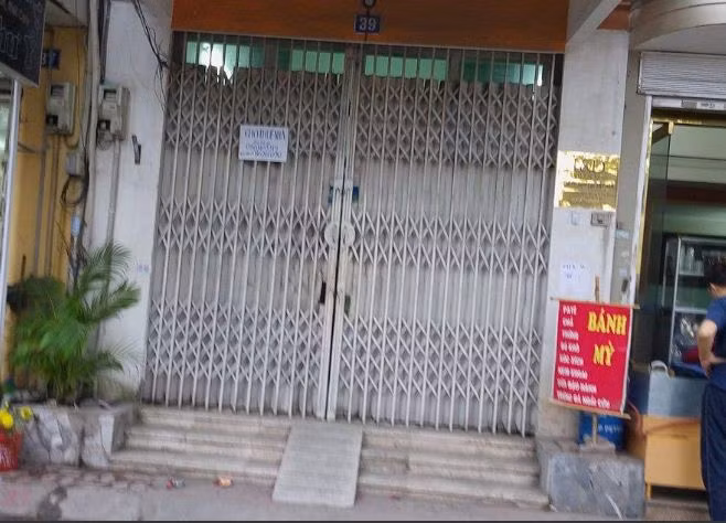 Trụ sở chính của một doanh nghiệp dạy liên kết tiếng Anh đang rao cho thuê, trong khi chưa có trụ sở mới (ảnh Trinh Phúc).
