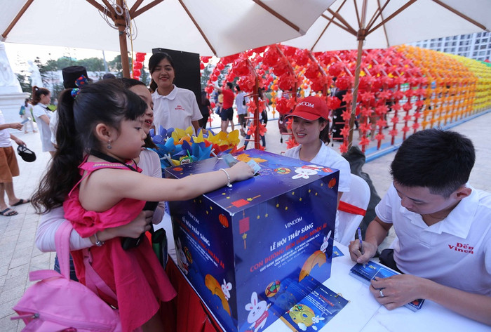 Cac bé cùng tham gia đóng góp xây trường cho trẻ em vùng cao Cac bé cùng tham gia đóng góp xây trường cho trẻ em vùng cao