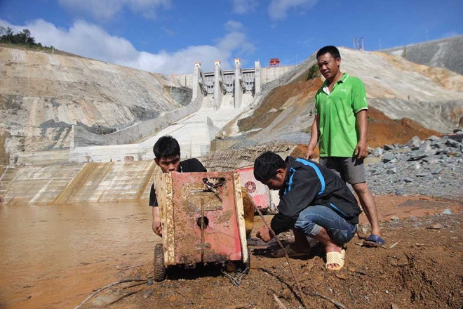 Vào thời điểm xảy ra sự cố, theo thống kê ban đầu có hai máy xúc, một xe cẩu cùng nhiều máy móc và sắt thép bị nước cuốn trôi. Vào thời điểm xảy ra sự cố, theo thống kê ban đầu có hai máy xúc, một xe cẩu cùng nhiều máy móc và sắt thép bị nước cuốn trôi.