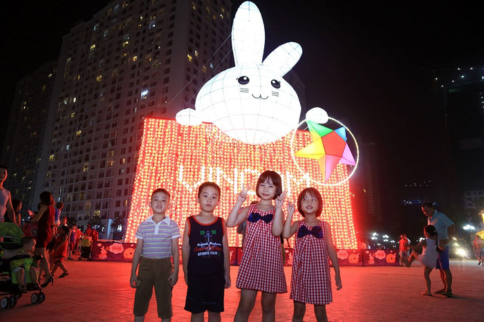 Thỏ khổng lồ Vincom là điểm chụp ảnh lưu niệm không thể bỏ lỡ của mùa Trung Thu năm nay. Thỏ khổng lồ Vincom là điểm chụp ảnh lưu niệm không thể bỏ lỡ của mùa Trung Thu năm nay.
