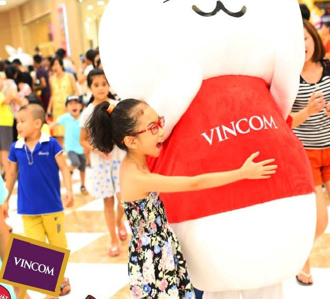 Đến đâu, Thỏ Vincom cũng có những “fan cuồng” yêu mến xin nắm tay nhảy, ôm ấp hay chụp ảnh selfie. Đến đâu, Thỏ Vincom cũng có những “fan cuồng” yêu mến xin nắm tay nhảy, ôm ấp hay chụp ảnh selfie.