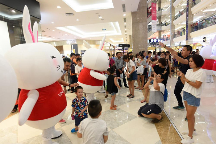 Du khách đến vui chơi và mua sắm ở Vincom từ nay đến 15/9 sẽ có nhiều cơ hội được nhận các phần quà hấp dẫn như Đèn lồng xinh xắn và áo phông sành điệu. Du khách đến vui chơi và mua sắm ở Vincom từ nay đến 15/9 sẽ có nhiều cơ hội được nhận các phần quà hấp dẫn như Đèn lồng xinh xắn và áo phông sành điệu.