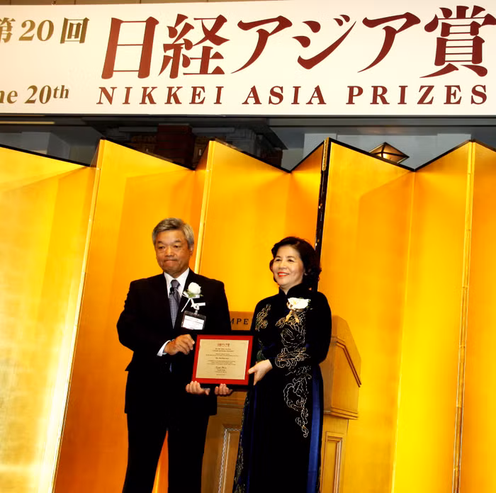 Sự thành công của Vinamilk gắn liền với vai trò của dàn lãnh đạo, đặc biệt là “bông hồng thép” - bà Mai Kiều Liên. Nữ thuyền trưởng này đã chứng minh những quyết định của bà luôn mang về lợi ích tốt đẹp cho công ty.