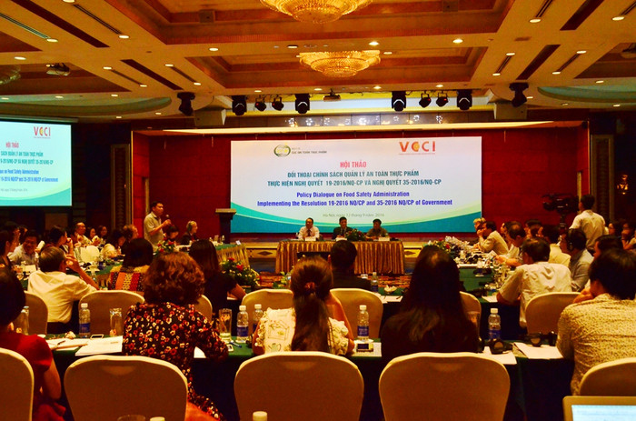 Toàn cảnh hội thảo “Đối thoại chính sách quản lý an toàn thực phẩm thực hiện Nghị quyết 19/2016/NQ-CP và Nghị quyết 35/2016/NQ-CP” do Cục An toàn thực phẩm và VCCI phối hợp tổ chức. Toàn cảnh hội thảo “Đối thoại chính sách quản lý an toàn thực phẩm thực hiện Nghị quyết 19/2016/NQ-CP và Nghị quyết 35/2016/NQ-CP” do Cục An toàn thực phẩm và VCCI phối hợp tổ chức.