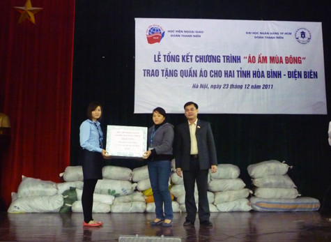 Ông Bùi Đức Việt, Phó Bí thư Đoàn khối các cơ quan Trung ương trao quà tượng trưng cho đại diện các bộ Thành đoàn tỉnh Điện Biên. (Ảnh Thu Hòe) Ông Bùi Đức Việt, Phó Bí thư Đoàn khối các cơ quan Trung ương trao quà tượng trưng cho đại diện các bộ Thành đoàn tỉnh Điện Biên. (Ảnh Thu Hòe)