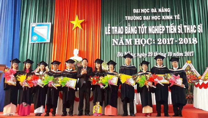 Trường Đại học Kinh tế Đà Nẵng lần đầu tiến hành trao bằng Tiến sĩ và Thạc sĩ tại trường sau khi được giao quyền tự chủ. Ảnh: TT